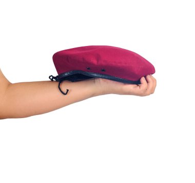 Arka planda kırmızı bereli şapka.