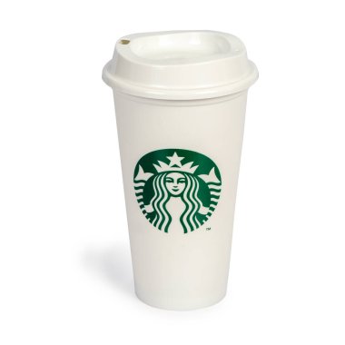 CHIANG RAI, THAILAND - 3 Temmuz 2019: Starbucks Sıcak Uzun kahve kupası beyaz arka planda .