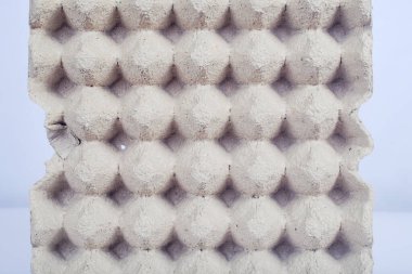 Arkadaki kartondan yumurta tepsisi.