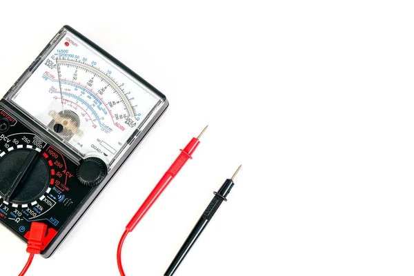 アナログ電圧計は 1つのユニットに複数の測定機能を組み合わせています — ストック写真