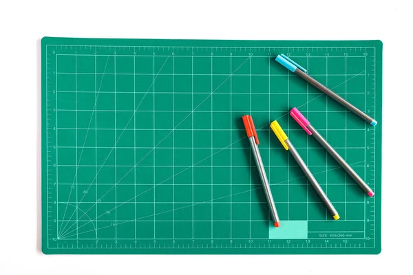 Green Grid Cutting Matt Pad Color Pen Background — Stock Photo, Image