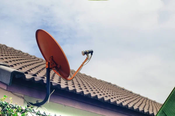 安装在屋顶上的卫星天线或卫星天线 电视天线插座 — 图库照片