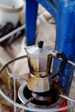 Moka kahve makinası gaz ocağında demleniyor..