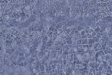 Arka planda çatı katı beton yapı duvarı.