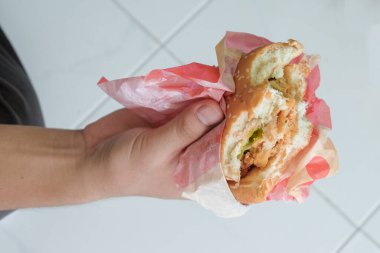 Öğle yemeğini büyük hamburgerle ye. Yiyecek ve içecek..