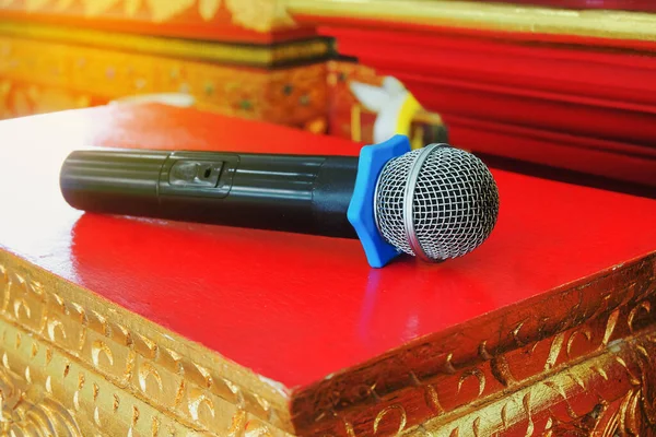 Gammal Svart Mikrofon Färg Tabell Bakgrund — Stockfoto