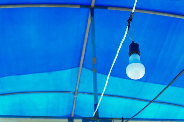 Led Glühbirne Hängt Einem Zelt — Stockfoto