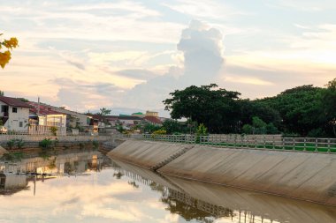 Şehirde günbatımı geçmişine sahip bir kanal..