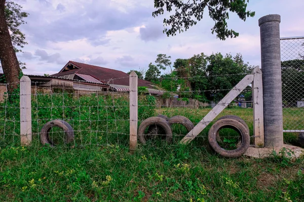 Plot Ostnatého Drátu Betonovou Tyčí — Stock fotografie