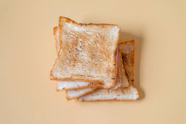Renkli arkaplanda taze kızarmış ekmek dilimleri.