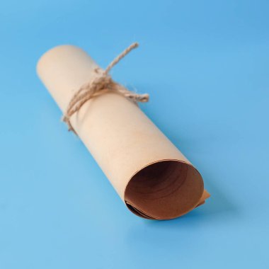 Eski kağıt kaydırma ve bir ip ile bağlanmış bir renk arkaplan.