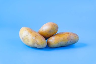 Kirli patatesler arka planda.