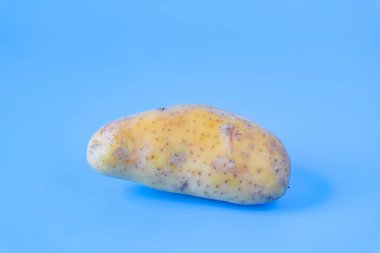 Kirli patatesler arka planda.