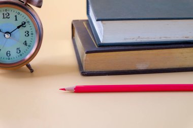 Kırmızı Kalem eski kitaptan dışarı sarkıyor. Eğitim planlama.