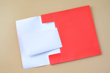 Renkli bir arkaplanda kırmızı kağıt zarf ve beyaz kart.