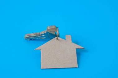 Ev şeklindeki anahtarlığı olan ev anahtarı çifti .