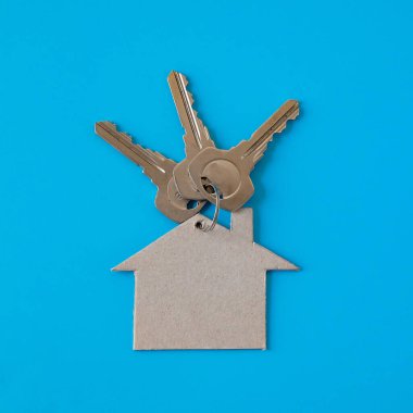 Ev şeklindeki anahtarlığı olan ev anahtarı çifti .