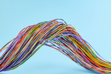 Arka planda birçok renkli elektrik kablosu.