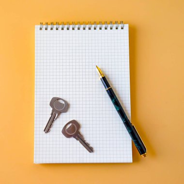 Kitap notası ve anahtar üzerindeki Dolma Kalemin üst görünümü .