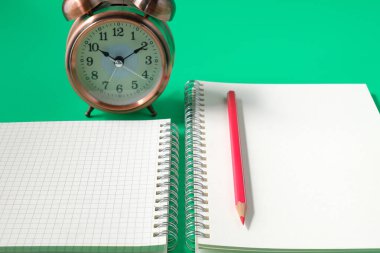 Kitap notundaki kırmızı kalemin üst görünümü.