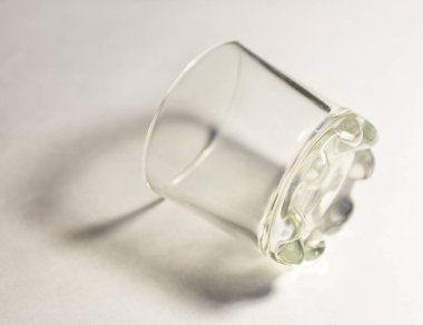 Beyaz arka planda şeffaf cam.