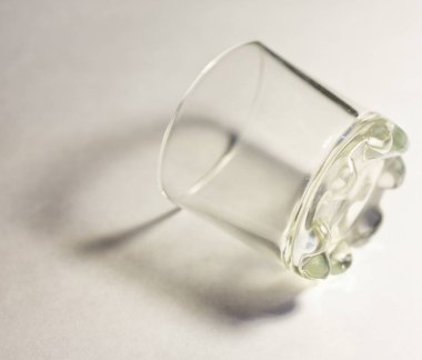 Beyaz arka planda şeffaf cam.