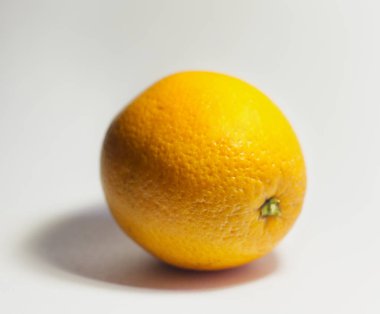 Güzel gölge ile beyaz bir arka planda turuncu meyvedir