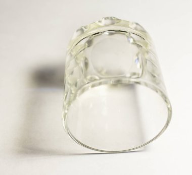 Beyaz arka planda şeffaf cam.