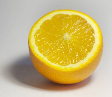 Güzel gölge ile beyaz bir arka planda turuncu meyvedir