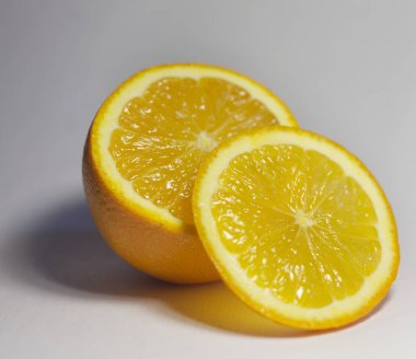 Güzel gölge ile beyaz bir arka planda turuncu meyvedir