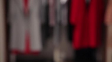 Elbiselerin, ceketlerin, gömleklerin, eteklerin ve diğer kıyafetlerin manzarası