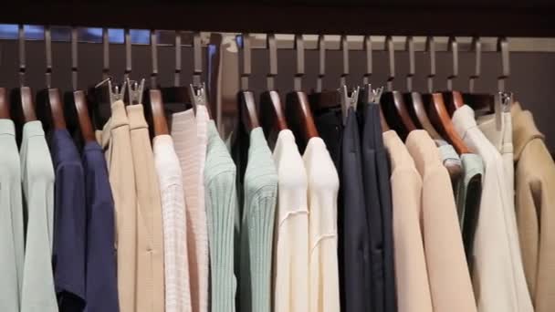 Panorama de vestidos, chaquetas, camisas, faldas y otras prendas — Vídeo de stock