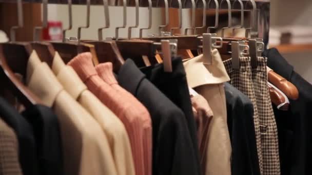 Panorama de vestidos, jaquetas, camisas, saias e outras roupas — Vídeo de Stock