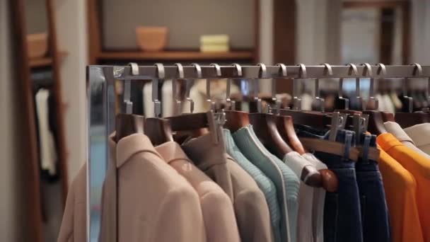 Panorama des robes, vestes, chemises, jupes et autres vêtements — Video