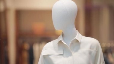 Vitrindeki beyaz gömlekli beyaz manken. Alışveriş merkezi, mağazalar.