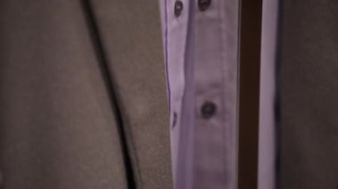 Erkek gömleği, mor gömlek ve askıda bir ceket. Erkek modası ve tarzı.