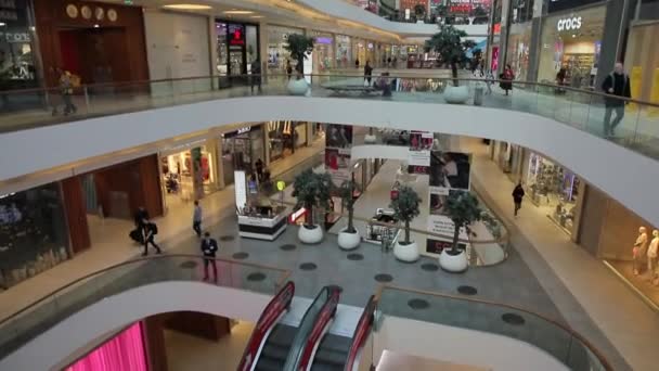 Ein großes Handelszentrum, in dem Menschen unterschiedlichen Alters und Geschlechts einkaufen gehen — Stockvideo