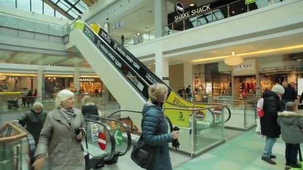 Un gran centro comercial, gente de diferentes edades y géneros van de compras — Vídeos de Stock