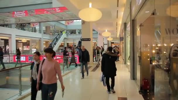Velké obchodní centrum, lidé různého věku a pohlaví jdou nakupovat — Stock video