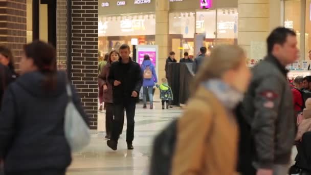 Duże centrum handlowe, ludzie w różnym wieku i płci idą na zakupy — Wideo stockowe