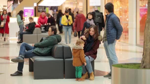 Un gran centro comercial, gente de diferentes edades y géneros van de compras — Vídeos de Stock