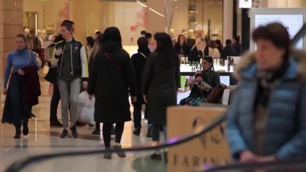 Un gran centro comercial, gente de diferentes edades y géneros van de compras — Vídeos de Stock