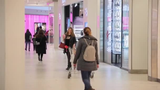 Un gran centro comercial, gente de diferentes edades y géneros van de compras — Vídeos de Stock