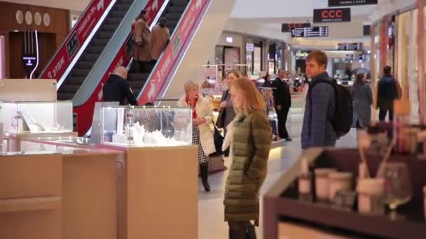 Velké obchodní centrum, lidé různého věku a pohlaví jdou nakupovat — Stock video