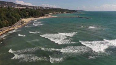 Boş plajlar, az insan, turist yok. Karantina, salgın hastalık ve kapalı sınırlar.