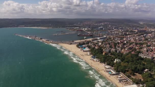 Boş plajlar, az insan, turist yok. Karantina, salgın hastalık ve kapalı sınırlar. — Stok video