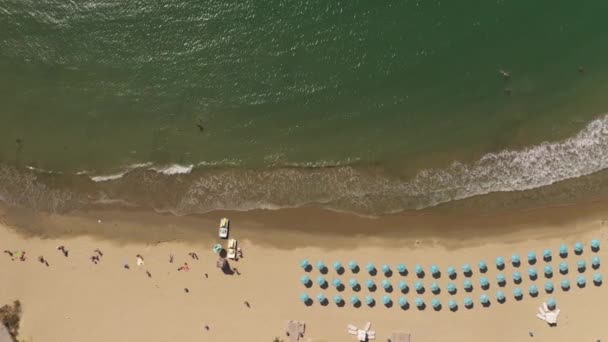 Pantai kosong, beberapa orang, tidak ada wisatawan. Karantina, pandemi dan perbatasan tertutup. — Stok Video