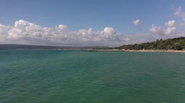 Kamera Karadeniz 'in üzerinden sahile doğru alçaktan uçuyor..