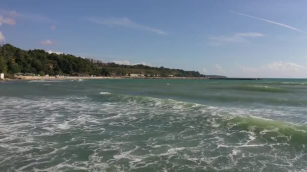 Kameran flyger lågt över havet. Stora vågor i Svarta havet rusar till stranden. — Stockvideo