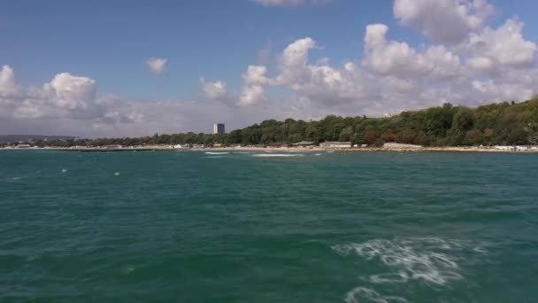 Kameran flyger lågt över havet. Stora vågor i Svarta havet rusar till stranden. — Stockvideo